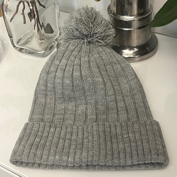 NWT Gray Michael Kors Women's Soft Pom-Pom Rib Knit Beanie Hat - Picture 4 of 8